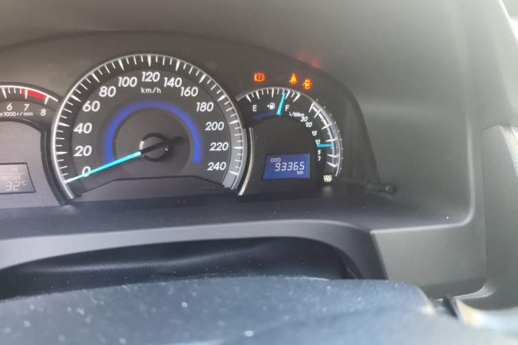Used Toyota Camry 2015 2.0G Premier Edition Odometer Close Up