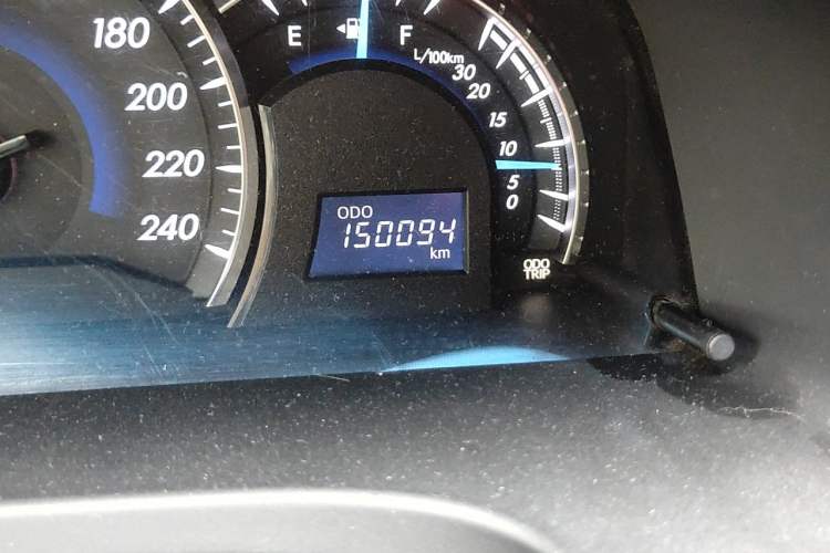 Used Toyota Camry 2015 2.0G Premier Edition Odometer Close Up