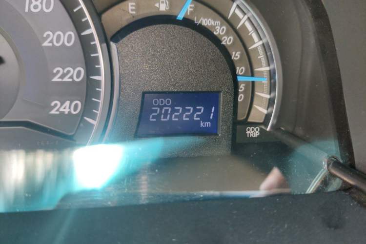 Used Toyota Camry 2015 2.0E Elite Edition Odometer Close Up