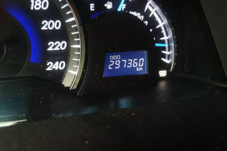 Used Toyota Camry 2015 2.0G Premier Edition Odometer Close Up