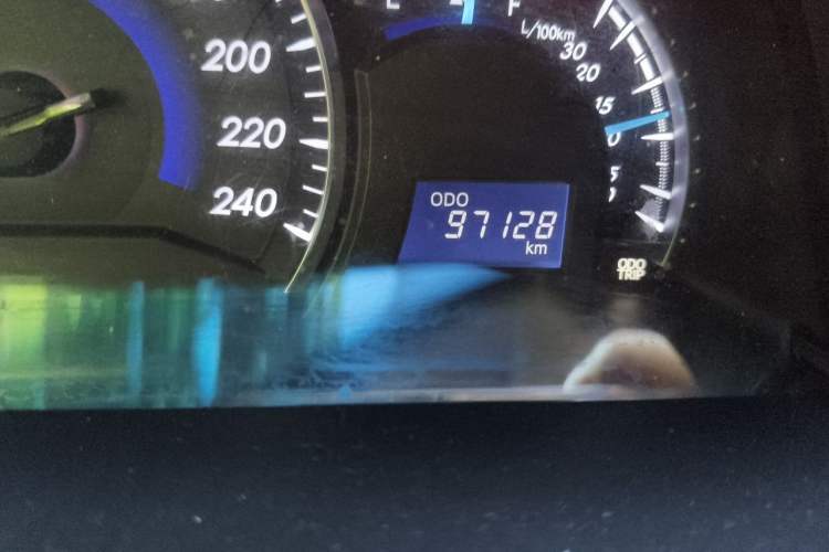 Used Toyota Camry 2015 2.0G Premier Edition Odometer Close Up