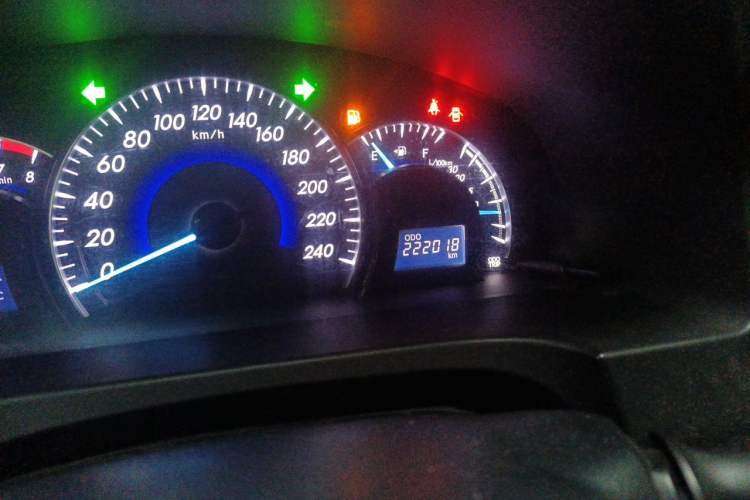 Used Toyota Camry 2015 2.0G Premier Edition Odometer Close Up