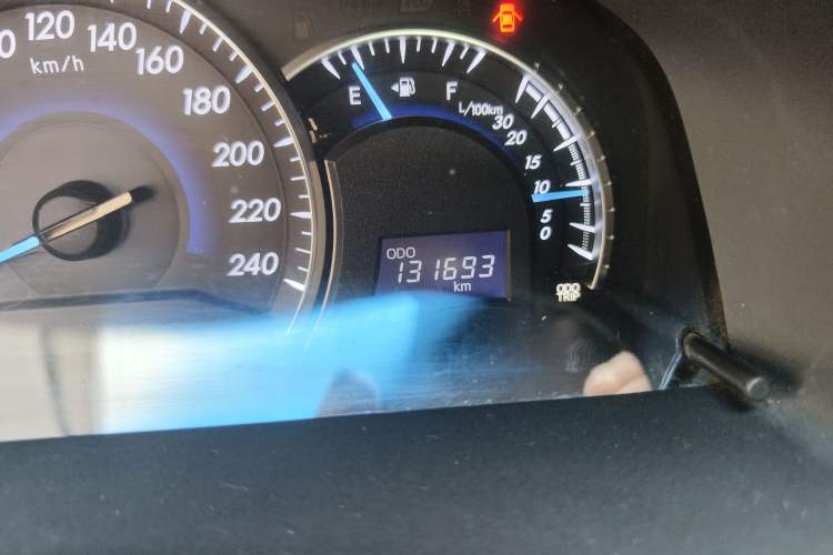 Used Toyota Camry 2015 2.5G Luxury Navigation Edition Odometer Close Up
