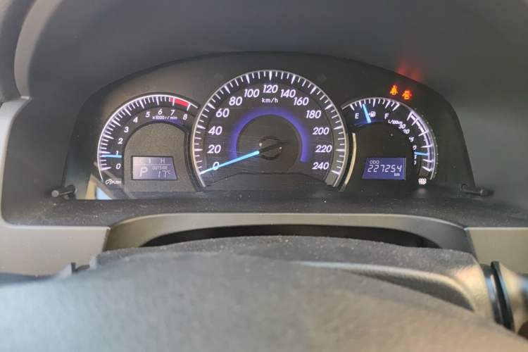 Used Toyota Camry 2015 2.0G Premier Edition Odometer Close Up