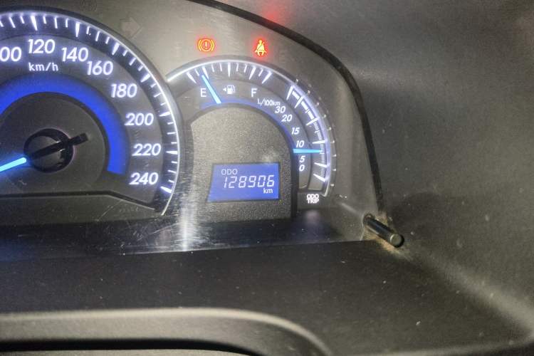 Used Toyota Camry 2015 2.0G Premier Edition Odometer Close Up