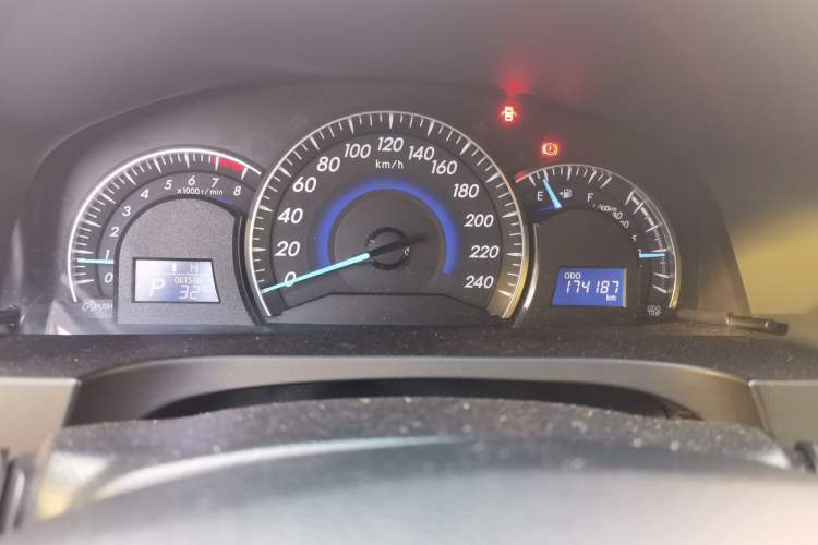 Used Toyota Camry 2015 2.0E Elite Edition Odometer Close Up