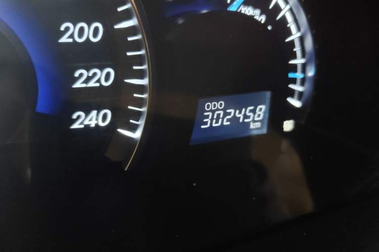 Used Toyota Camry 2015 2.0G Premier Edition Odometer Close Up