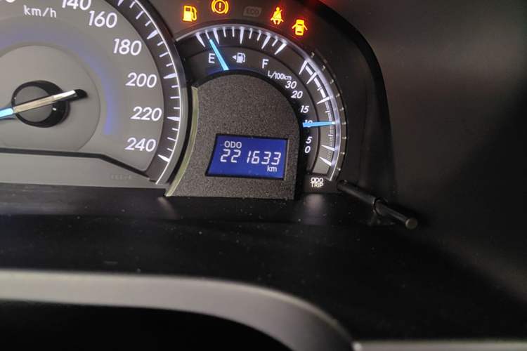 Used Toyota Camry 2015 2.0G Premier Edition Odometer Close Up
