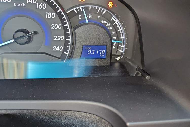 Used Toyota Camry 2015 2.0G Premier Edition Odometer Close Up