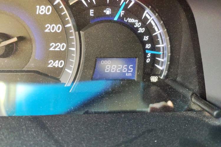 Used Toyota Camry 2015 2.0G Premier Edition Odometer Close Up