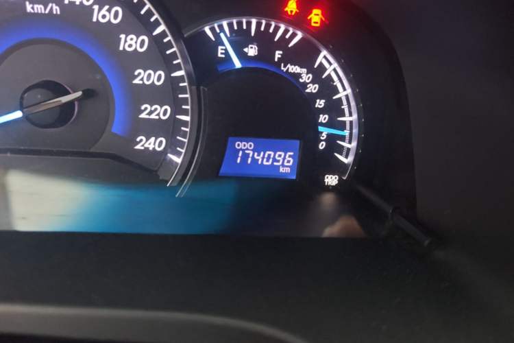 Used Toyota Camry 2015 2.0G Luxury Edition Odometer Close Up