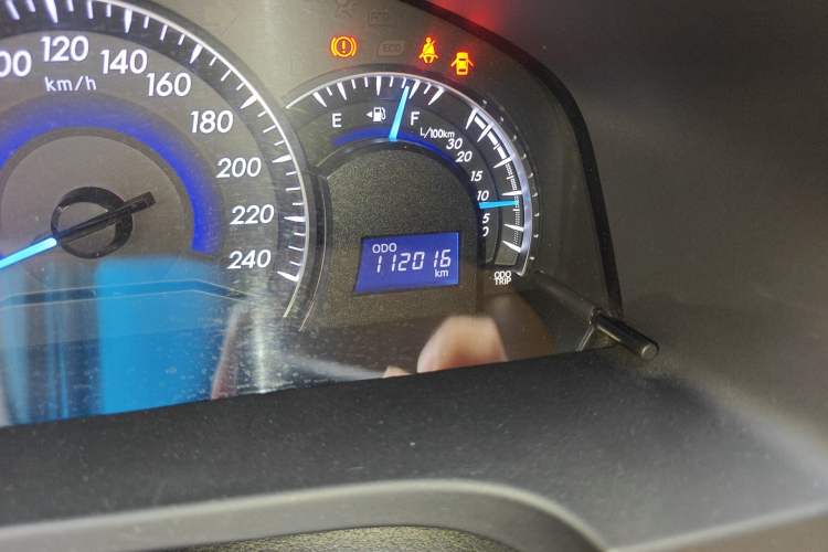 Used Toyota Camry 2015 2.0G Premier Edition Odometer Close Up