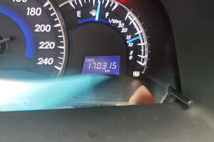 Used Toyota Camry 2015 2.5G Luxury Navigation Edition Odometer Close Up