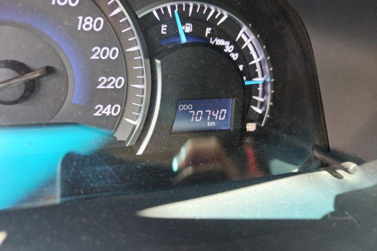 Used Toyota Camry 2015 2.5G Luxury Navigation Edition Odometer Close Up