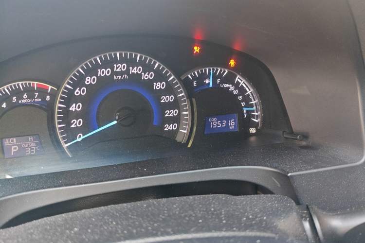 Used Toyota Camry 2015 2.0G Premier Edition Odometer Close Up