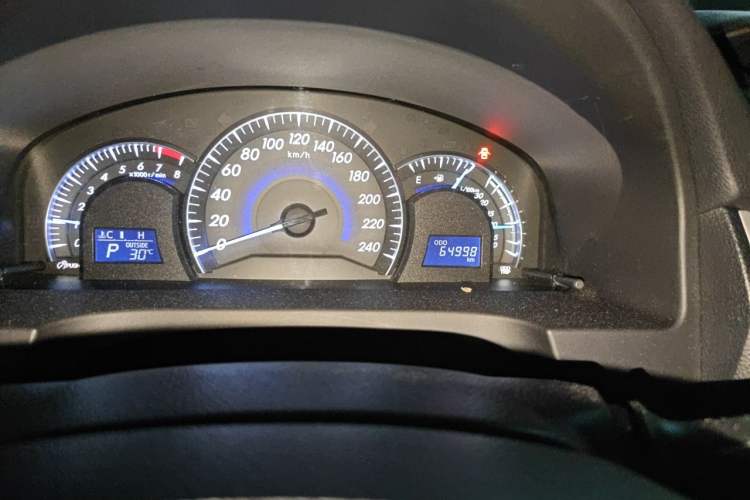 Used Toyota Camry 2015 2.0G Premier Edition Odometer Close Up