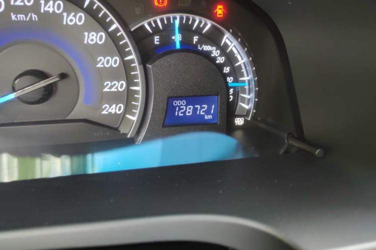 Used Toyota Camry 2015 2.0G Premier Edition Odometer Close Up