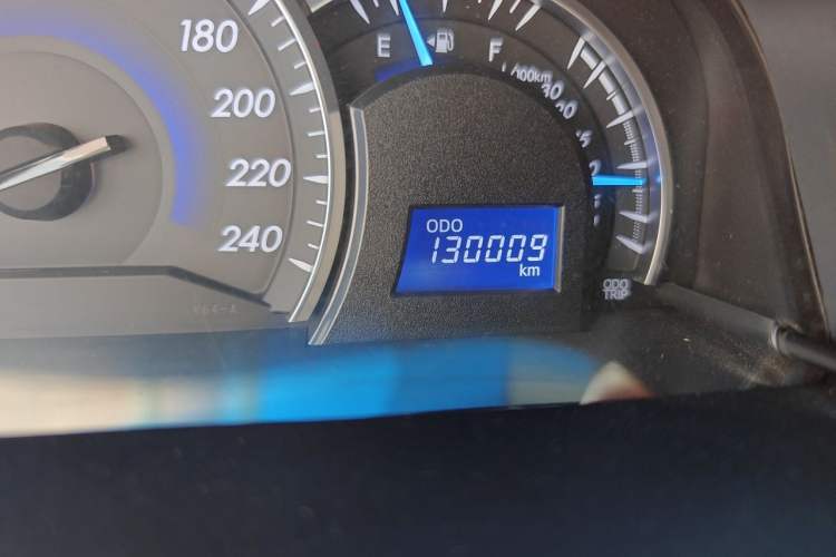 Used Toyota Camry 2015 2.0E Elite Edition Odometer Close Up