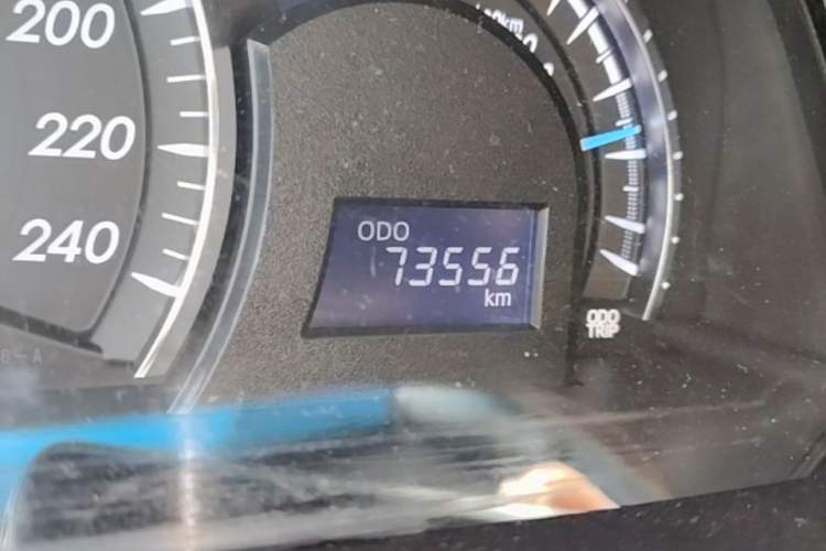Used Toyota Camry 2015 2.0G Luxury Edition Odometer Close Up