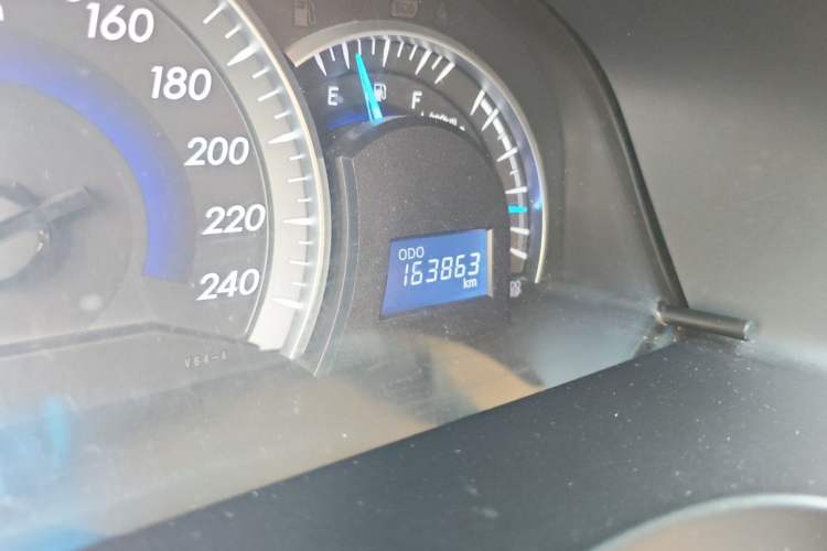 Used Toyota Camry 2015 2.0E Elite Edition Odometer Close Up