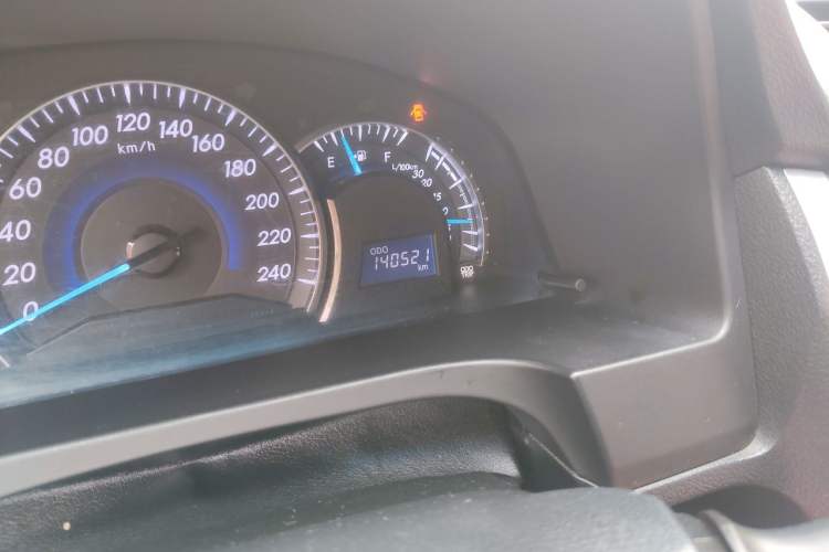 Used Toyota Camry 2015 2.0G Premier Edition Odometer Close Up