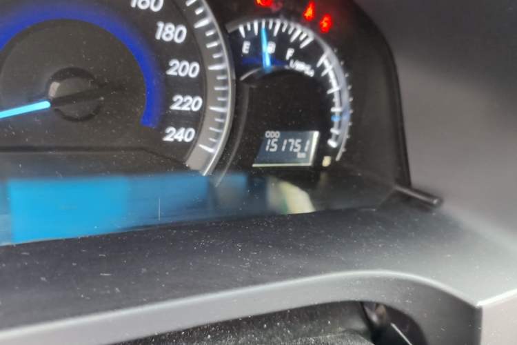 Used Toyota Camry 2015 2.0G Premier Edition Odometer Close Up