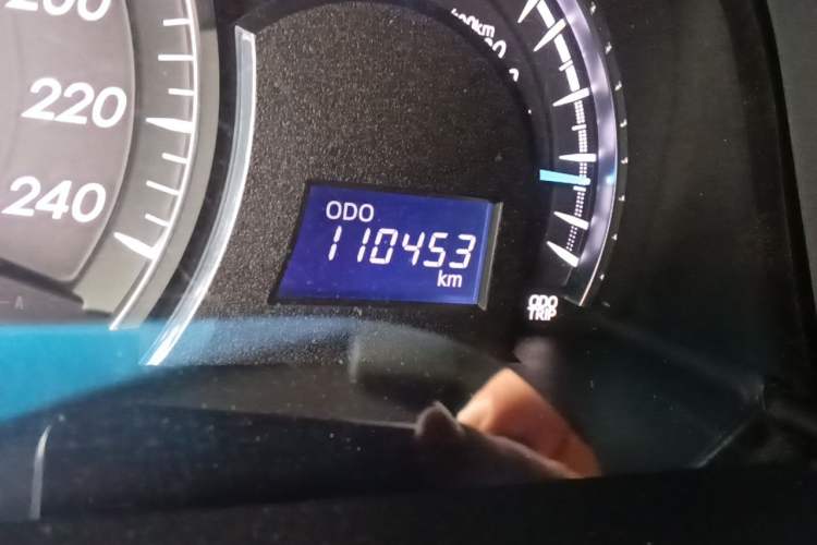 Used Toyota Camry 2015 2.0G Premier Edition Odometer Close Up