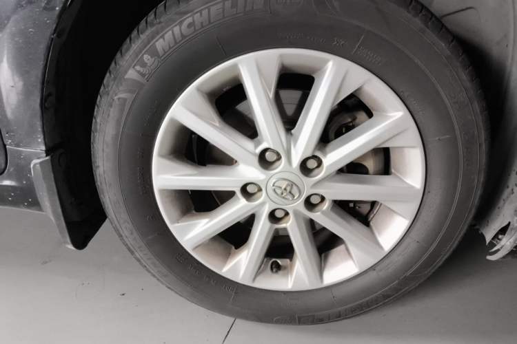 Used Toyota Camry 2015 2.0E Elite Edition Right Front Wheel Hub