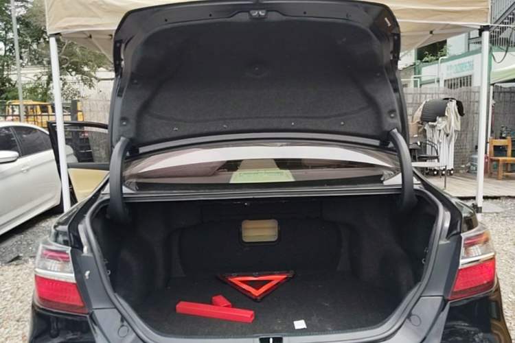 Used Toyota Camry 2015 2.5G Luxury Navigation Edition Trunk