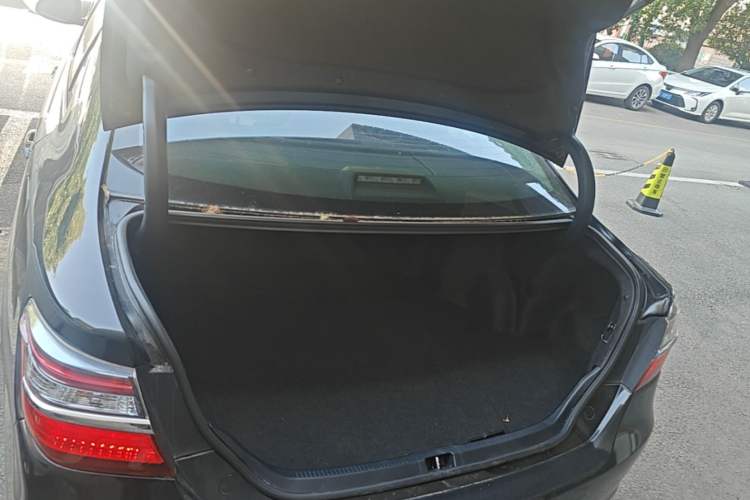 Used Toyota Camry 2015 2.5G Luxury Navigation Edition Trunk