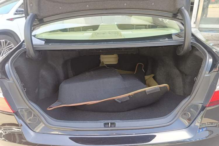 Used Toyota Camry 2015 2.5G Luxury Navigation Edition Trunk