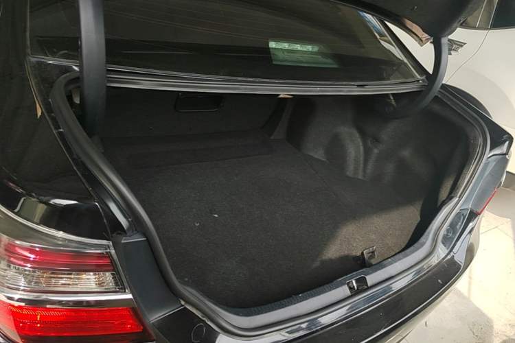 Used Toyota Camry 2015 2.0G Premier Edition Trunk
