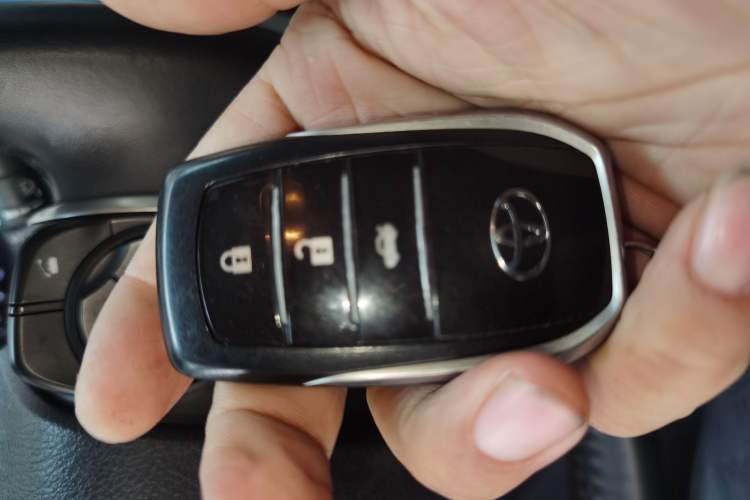 Used Toyota Camry 2015 Dual-Engine 2.5 HG Luxury Navigation Edition Vehicle Key