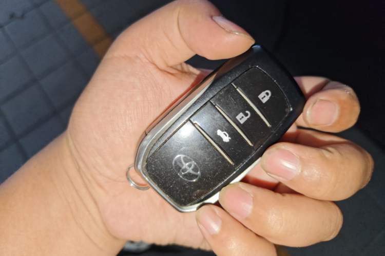 Used Toyota Camry 2015 Dual-Engine 2.5 HG Luxury Navigation Edition Vehicle Key