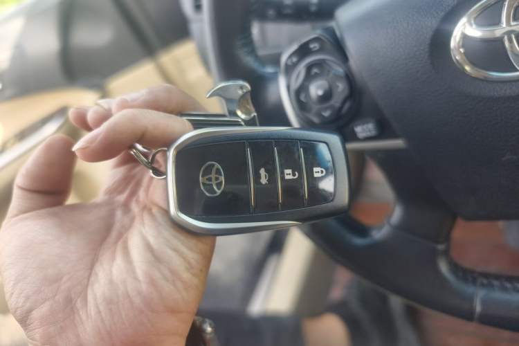 Used Toyota Camry 2015 Dual-Engine 2.5 HG Luxury Navigation Edition Vehicle Key