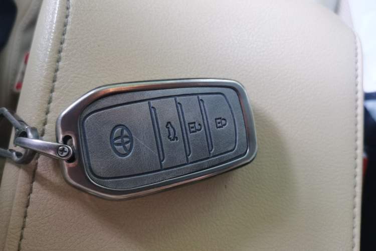 Used Toyota Camry 2015 Dual-Engine 2.5 HG Luxury Navigation Edition Vehicle Key