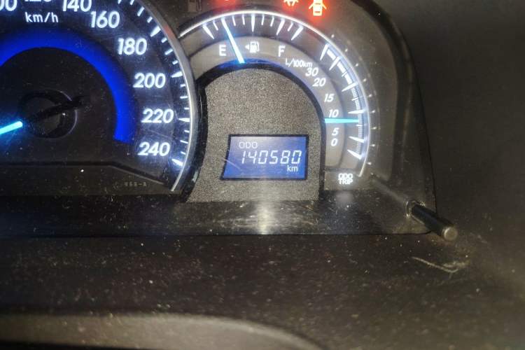 Used Toyota Camry 2015 2.0G Luxury Edition Odometer Close Up