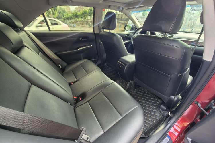 Used Toyota Camry 2015 2.0G Premier Edition Interior 4