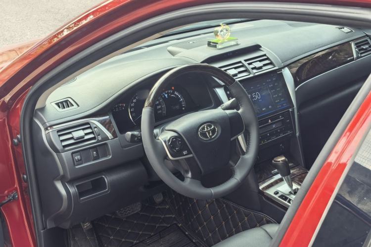 Used Toyota Camry 2015 2.0G Premier Edition Interior 6