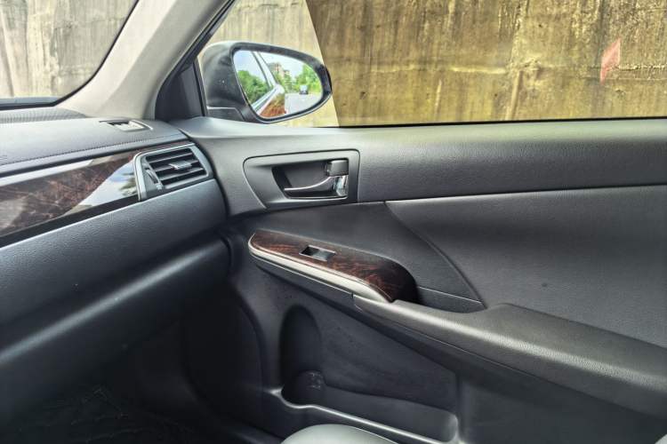 Used Toyota Camry 2015 2.0G Premier Edition Interior 8