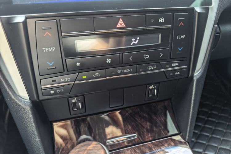 Used Toyota Camry 2015 2.0G Premier Edition Interior 9