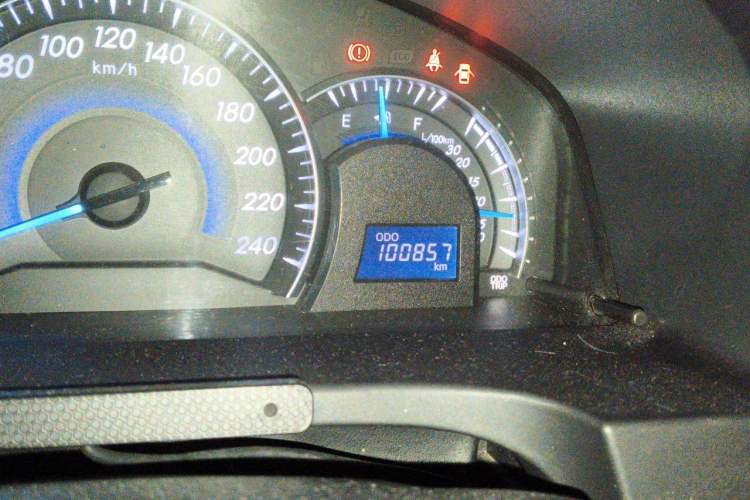 Used Toyota Camry 2015 2.0G Premier Edition Odometer Close Up
