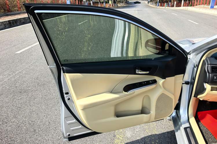 Used Toyota Camry 2015 Dual-Engine 2.5 HG Luxury Navigation Edition Interior 5
