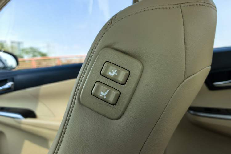Used Toyota Camry 2015 Dual-Engine 2.5 HG Luxury Navigation Edition Interior 8