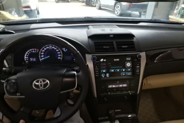 Used Toyota Camry 2015 2.0G Premier Edition Center Console