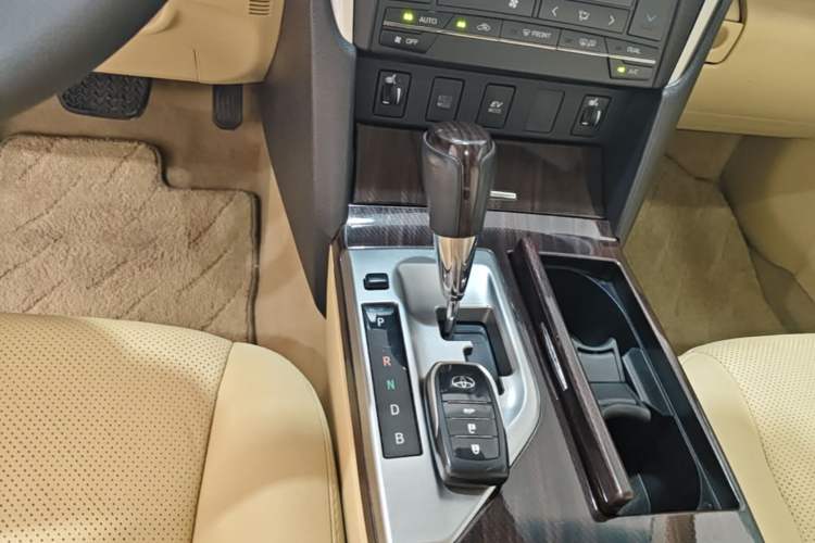 Used Toyota Camry 2015 Dual-Engine 2.5 HG Luxury Navigation Edition Gear Lever