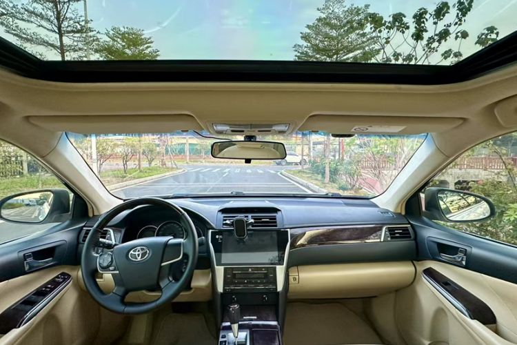 Used Toyota Camry 2015 2.0G Premier Edition Interior 3
