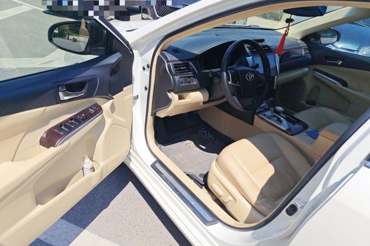 Used Toyota Camry 2015 2.0G Premier Edition Interior 3