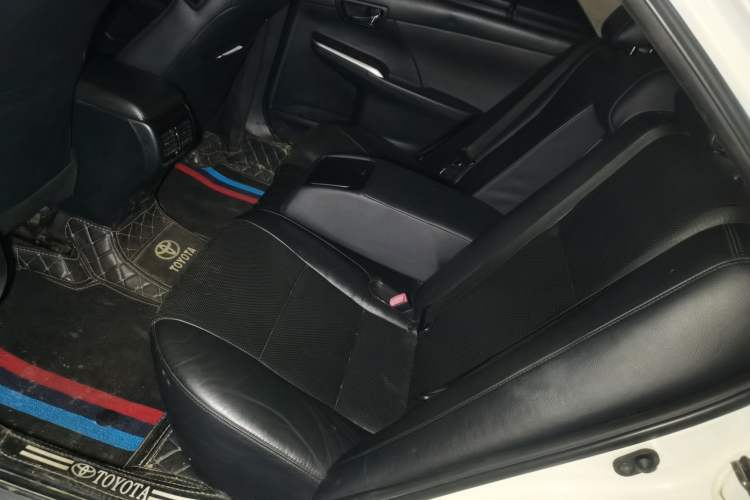 Used Toyota Camry 2015 2.0G Premier Edition Interior 4