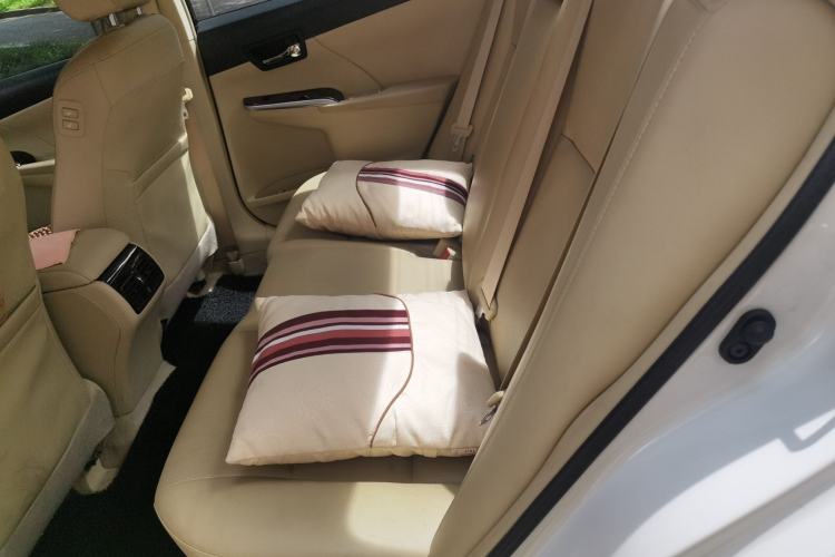 Used Toyota Camry 2015 2.0G Premier Edition Interior 4